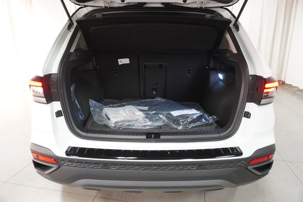 New 2027 Pure White w/Deep Black Roof Volkswagen 1.5T SE Black image 23