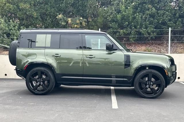 New 2026 Woolstone Green Land Rover X-Dynamic SE image 6
