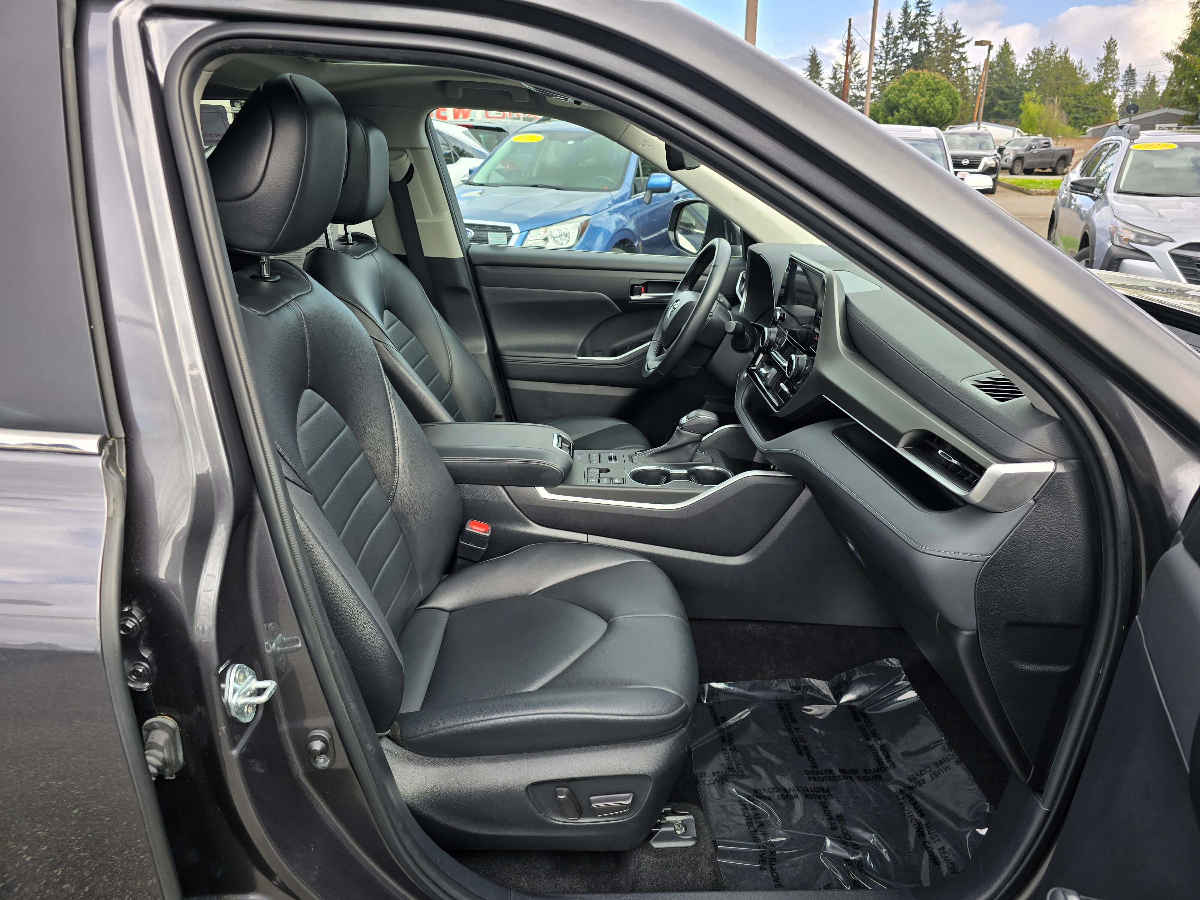 Used 2023  Toyota L image 11