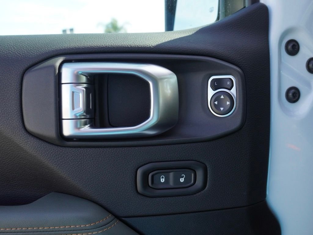 New 2026 Bright White Clear-Coat Exterior Paint Jeep Mojave image 9