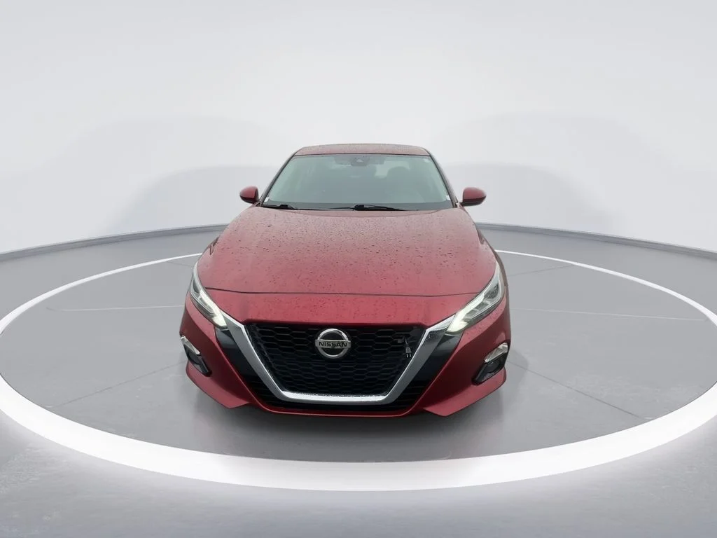 Used 2019 Red Nissan 2.5 Platinum image 3