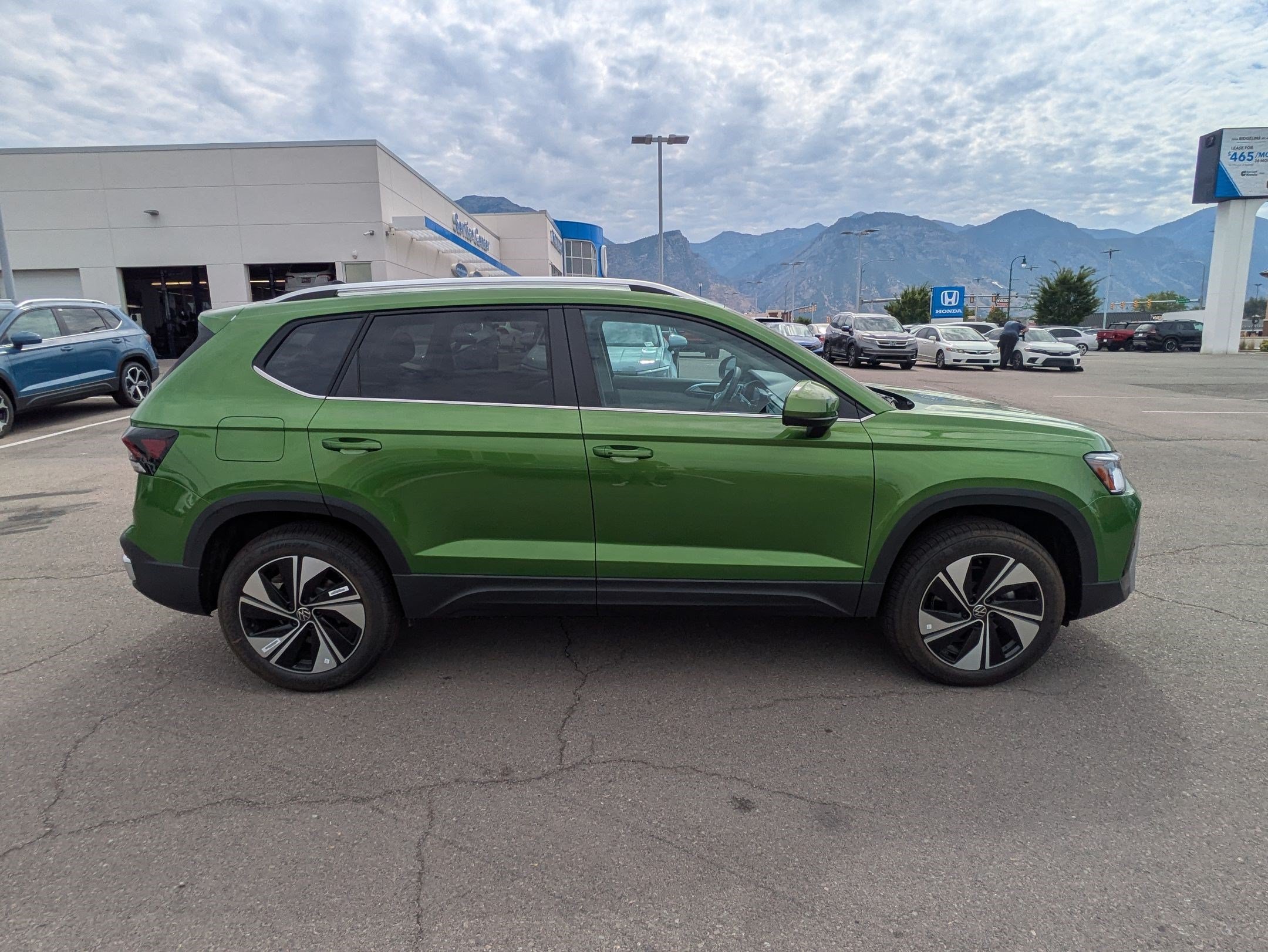 New 2026 Bright Moss Green Metallic Volkswagen SE image 2