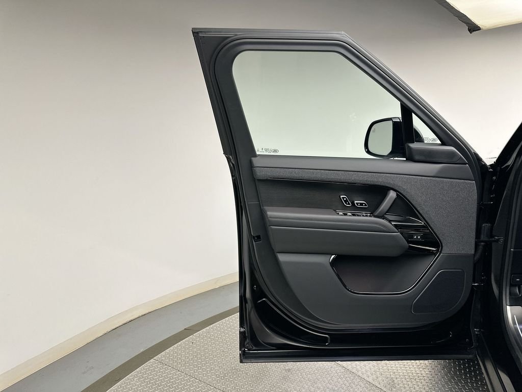 New 2026 Santorini Black Metallic Land Rover Dynamic SE image 9