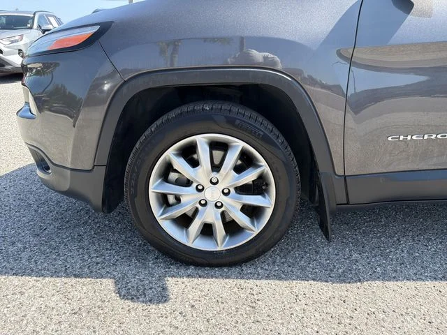 Used 2018 Gray Jeep Limited image 31