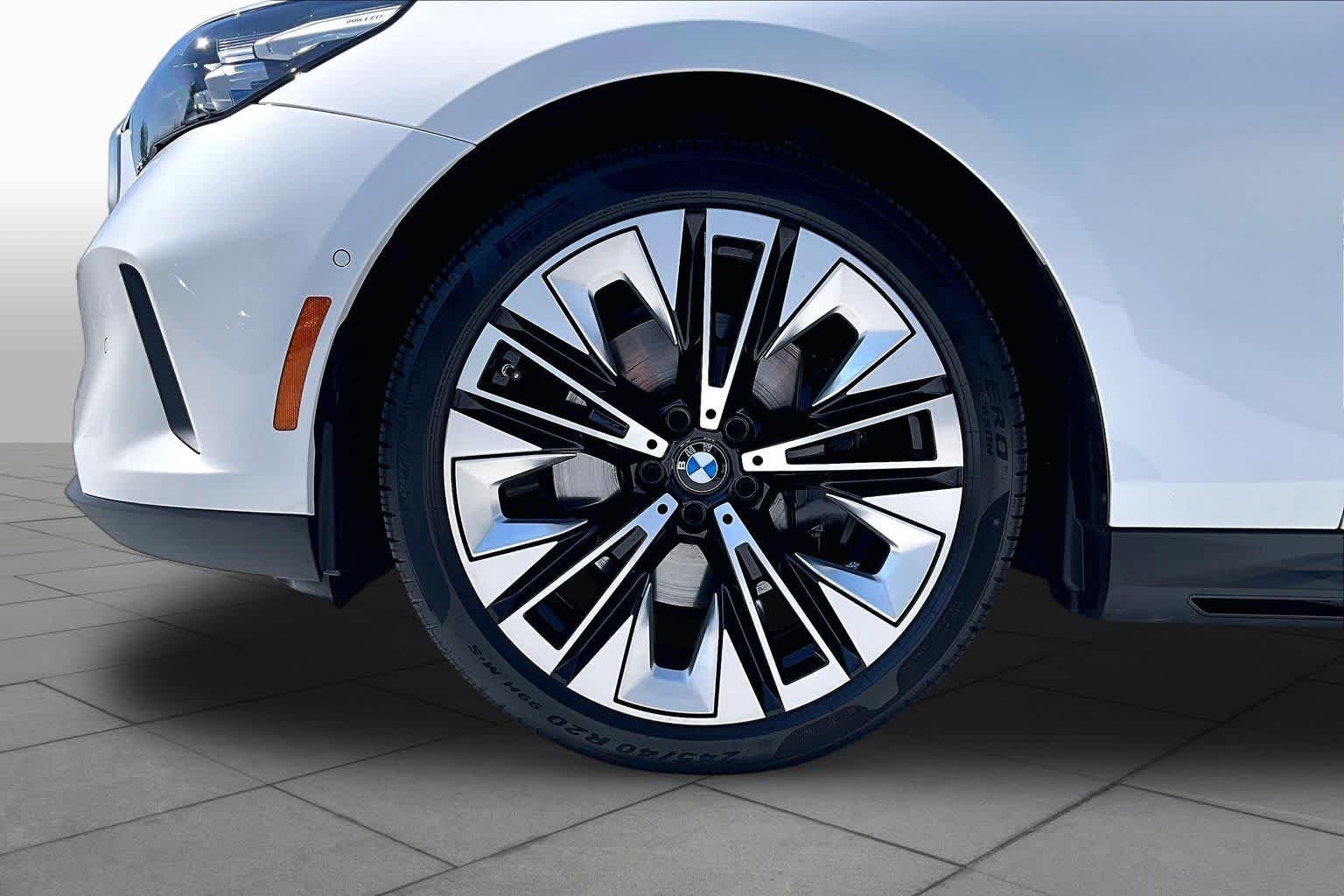 Used 2026 Alpine White BMW 540i xDrive image 10