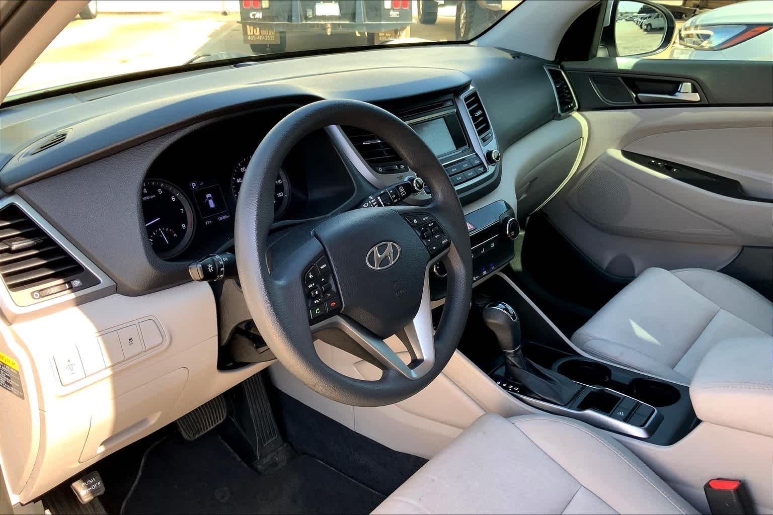 Used 2018 Molten Silver Hyundai SE image 17