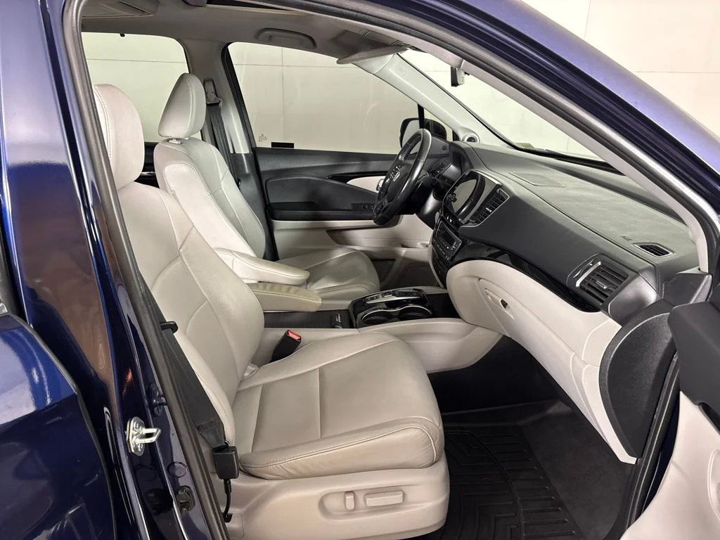 Used 2019 Blue Honda Touring image 18