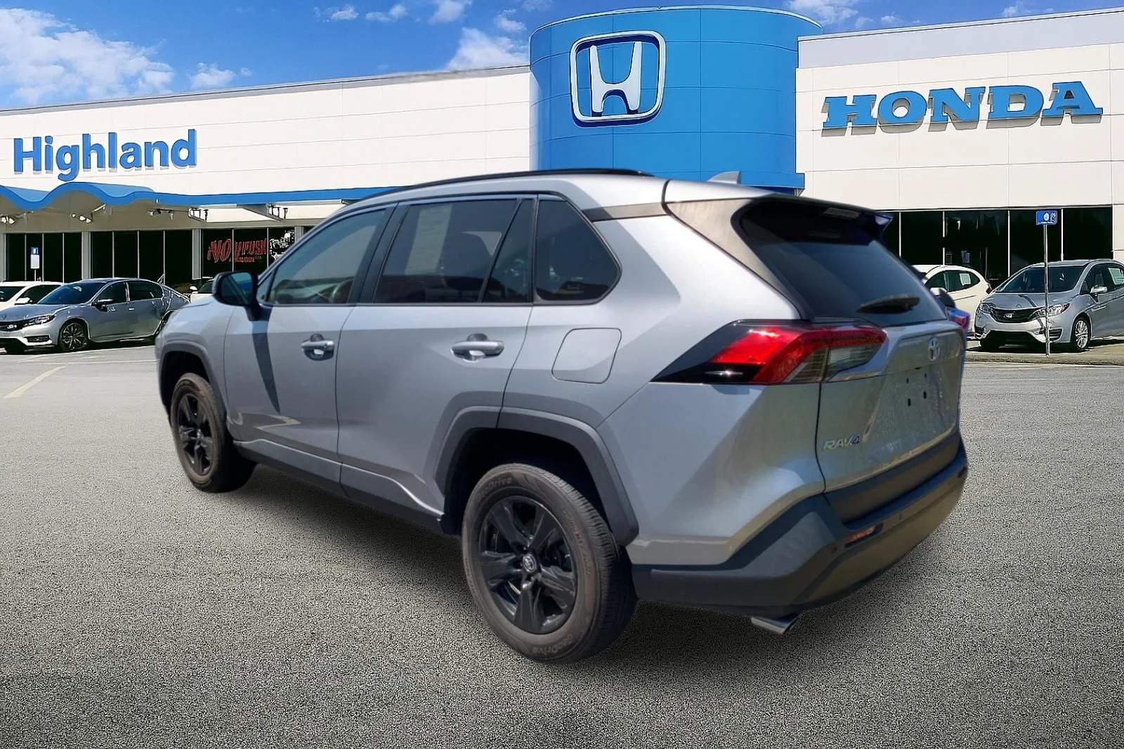 Used 2019 Silver Toyota XLE image 2