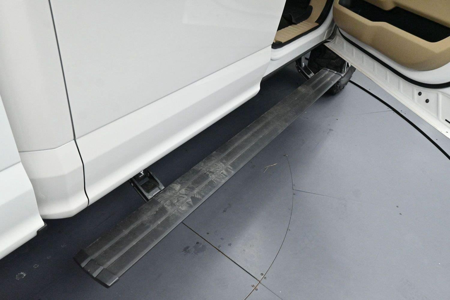 Used 2017 White Platinum Metallic Tri-Coat Ford Lariat image 9