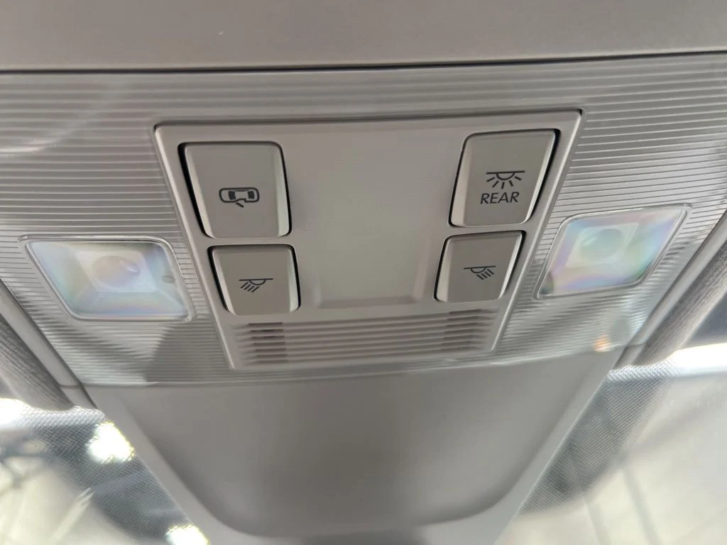 Used 2023 White Volkswagen 2.0T SE image 36