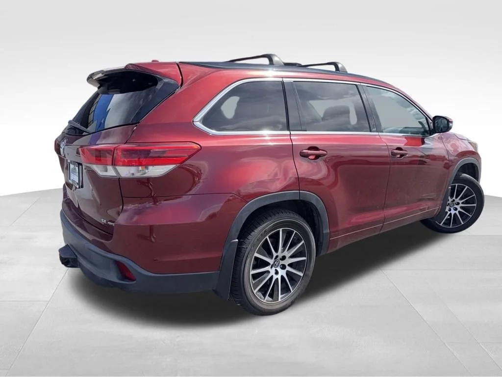 Used 2017 Red Toyota XLE image 6