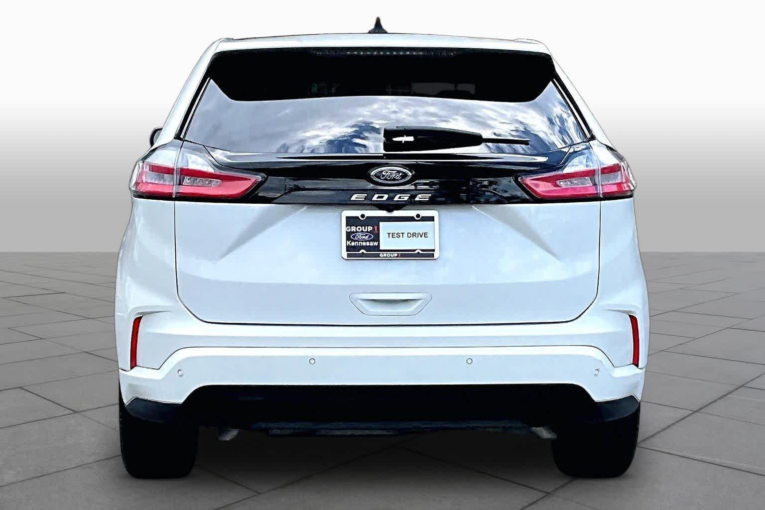 Used 2023 Star White Metallic Tri-Coat Ford ST-Line image 4