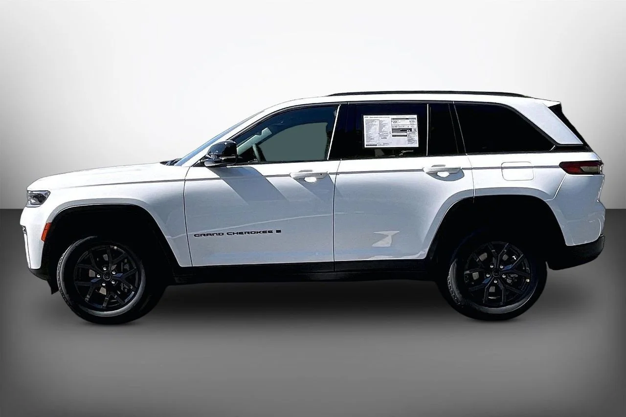 New 2027 Bright White Clear-Coat Paint Jeep Laredo Altitude image 5