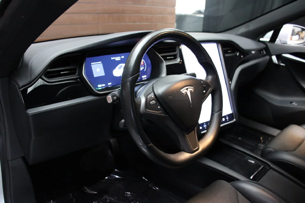 Used 2018 Obsidian Black Metallic Tesla  image 37