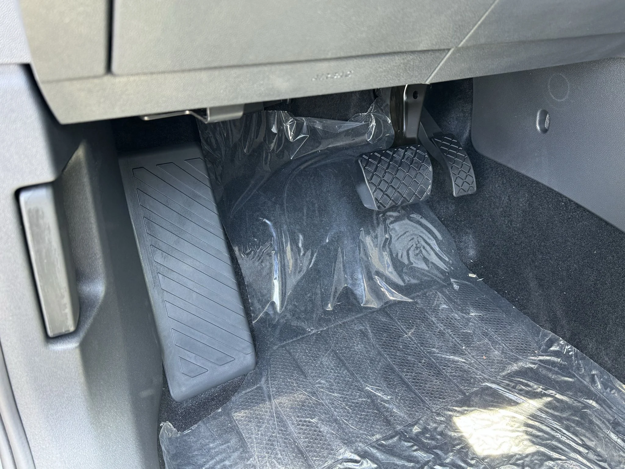 New 2026 Platinum Gray Metallic Volkswagen S image 16
