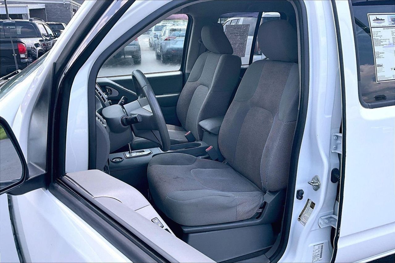 Used 2020 Glacier White Nissan Crew Cab SV 4x2 image 24