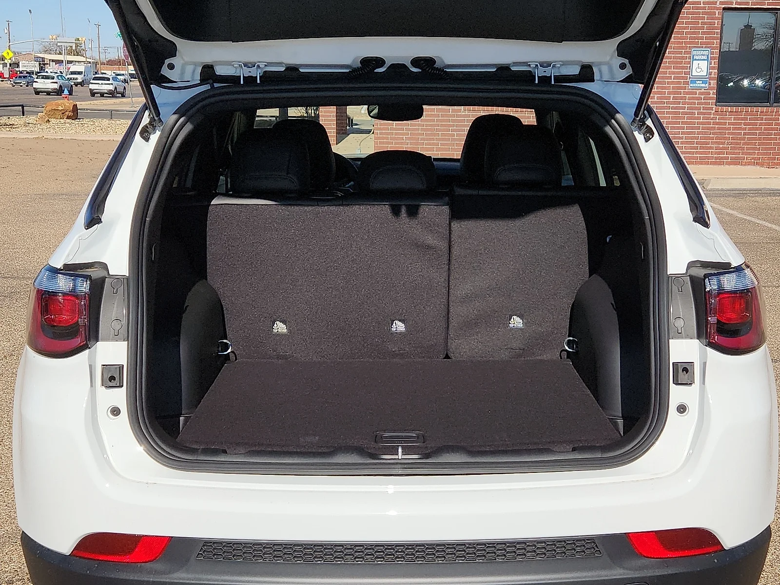 New 2026 PW7 Bright Whit Jeep LATITUDE ALTITUDE 4X4 image 9