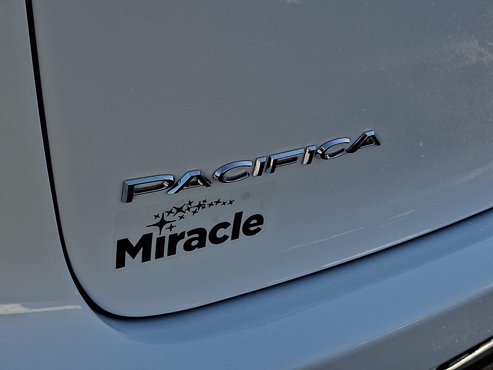 New 2026 Bright White Clear-Coat Exterior Paint Chrysler Select image 18