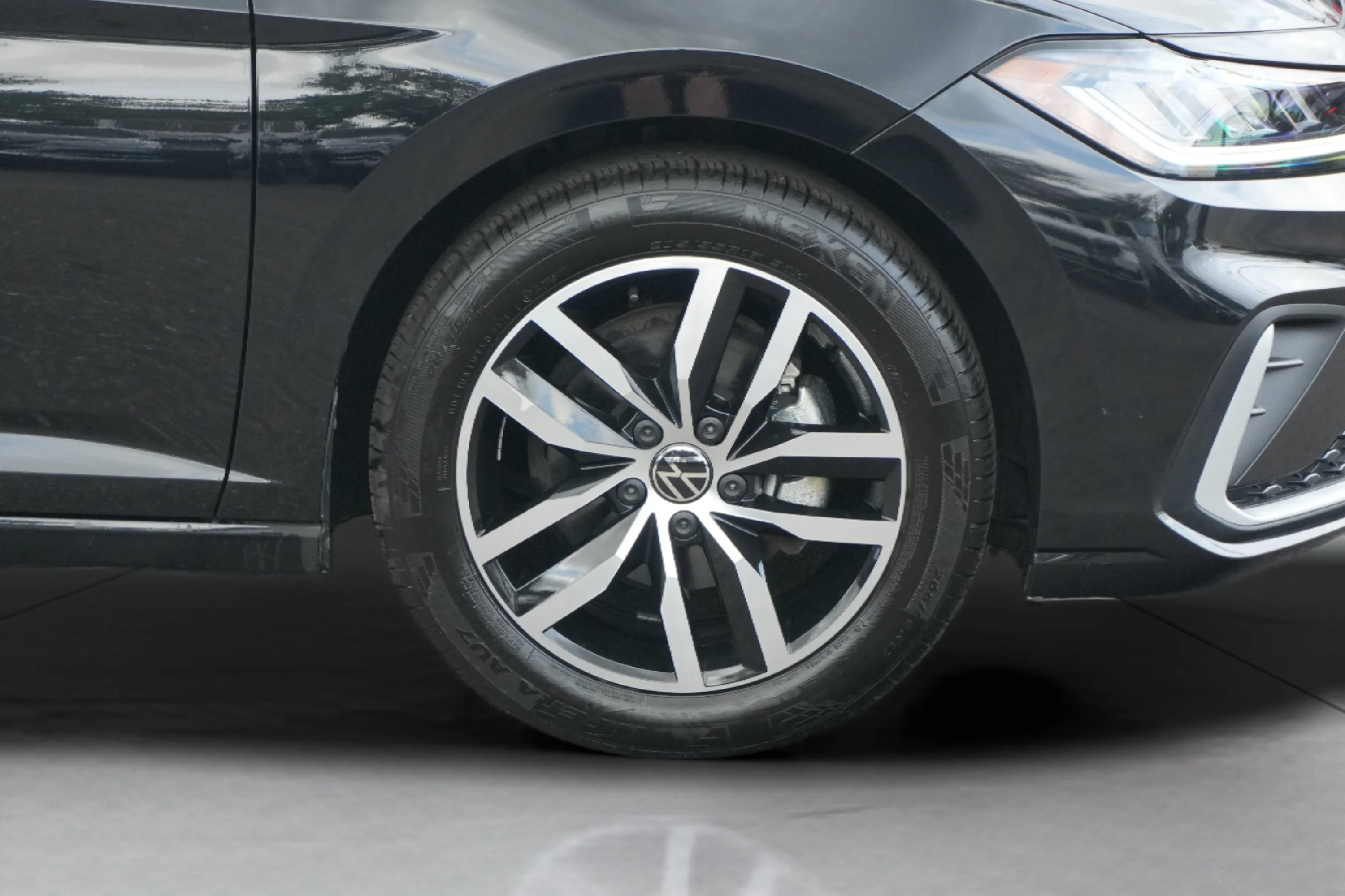 Used 2025 Deep Black Pearl Volkswagen SE image 41