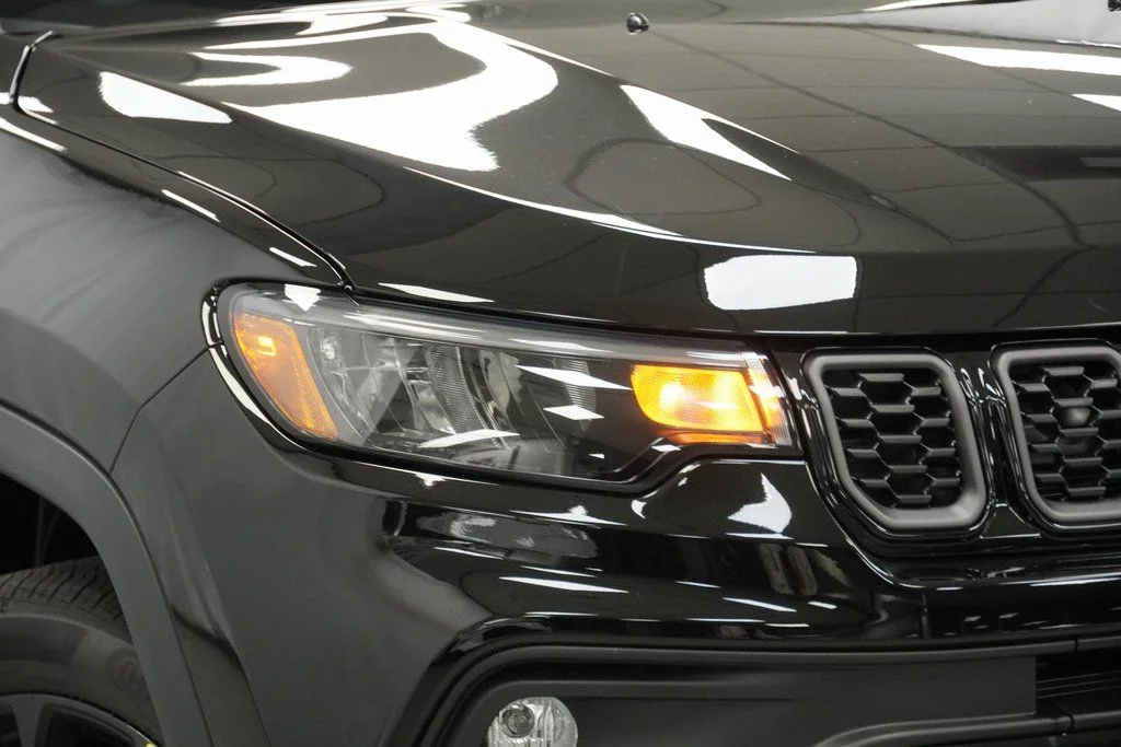 New 2026 Diamond Black Crystal Pearlcoat Jeep Latitude image 5