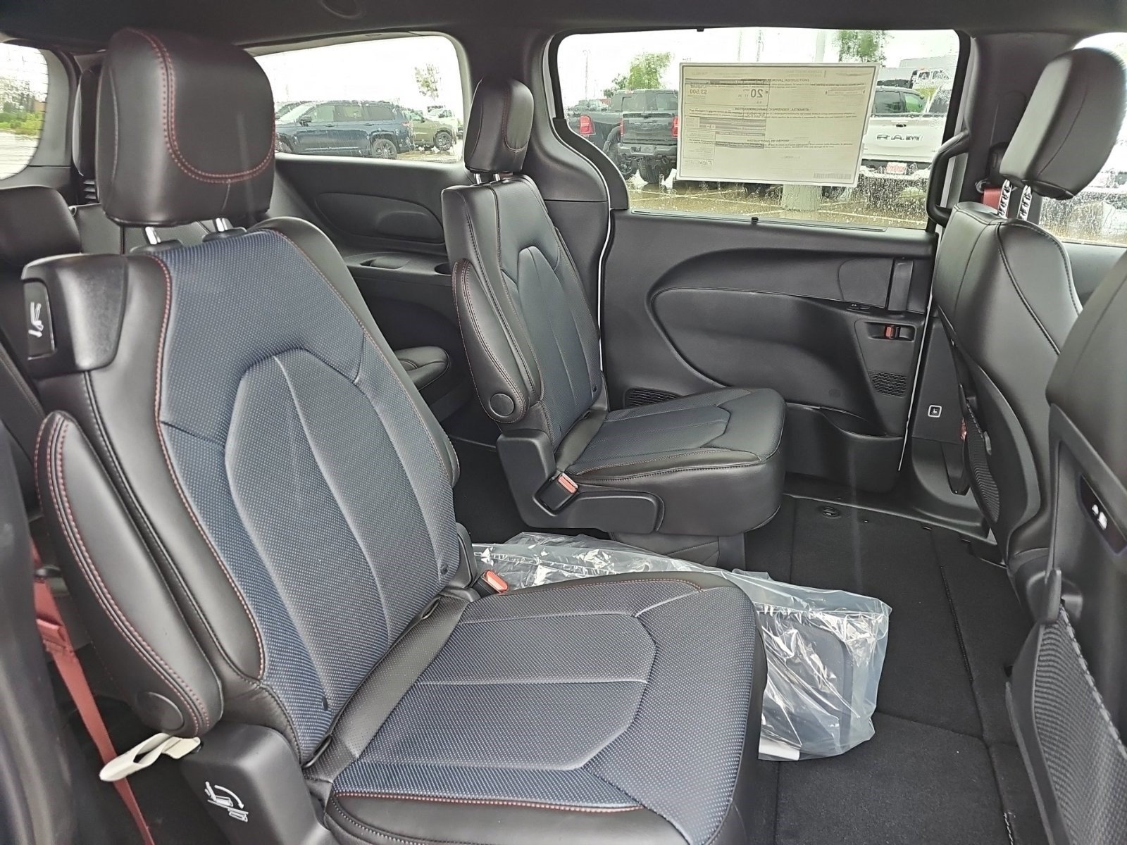 New 2027 Bright White Clearcoat Chrysler Select image 14