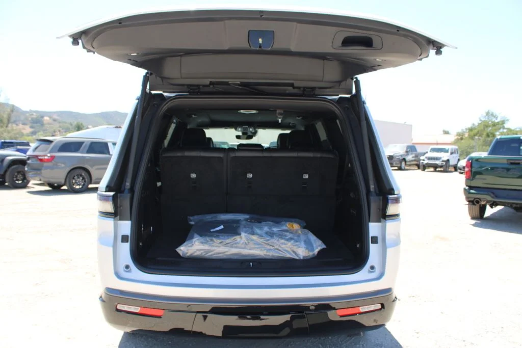 New 2026 Silver-Zynith Exterior Paint Jeep Limited Reserve image 12
