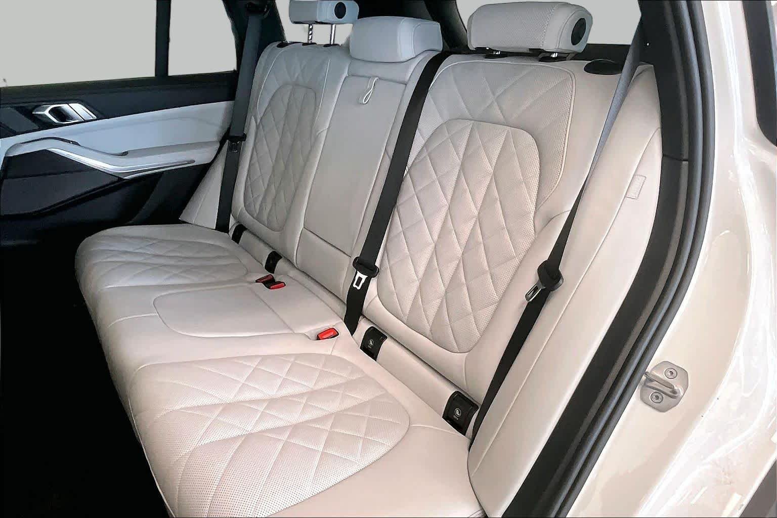 Used 2024 Mineral White Metallic BMW sDrive40i image 18