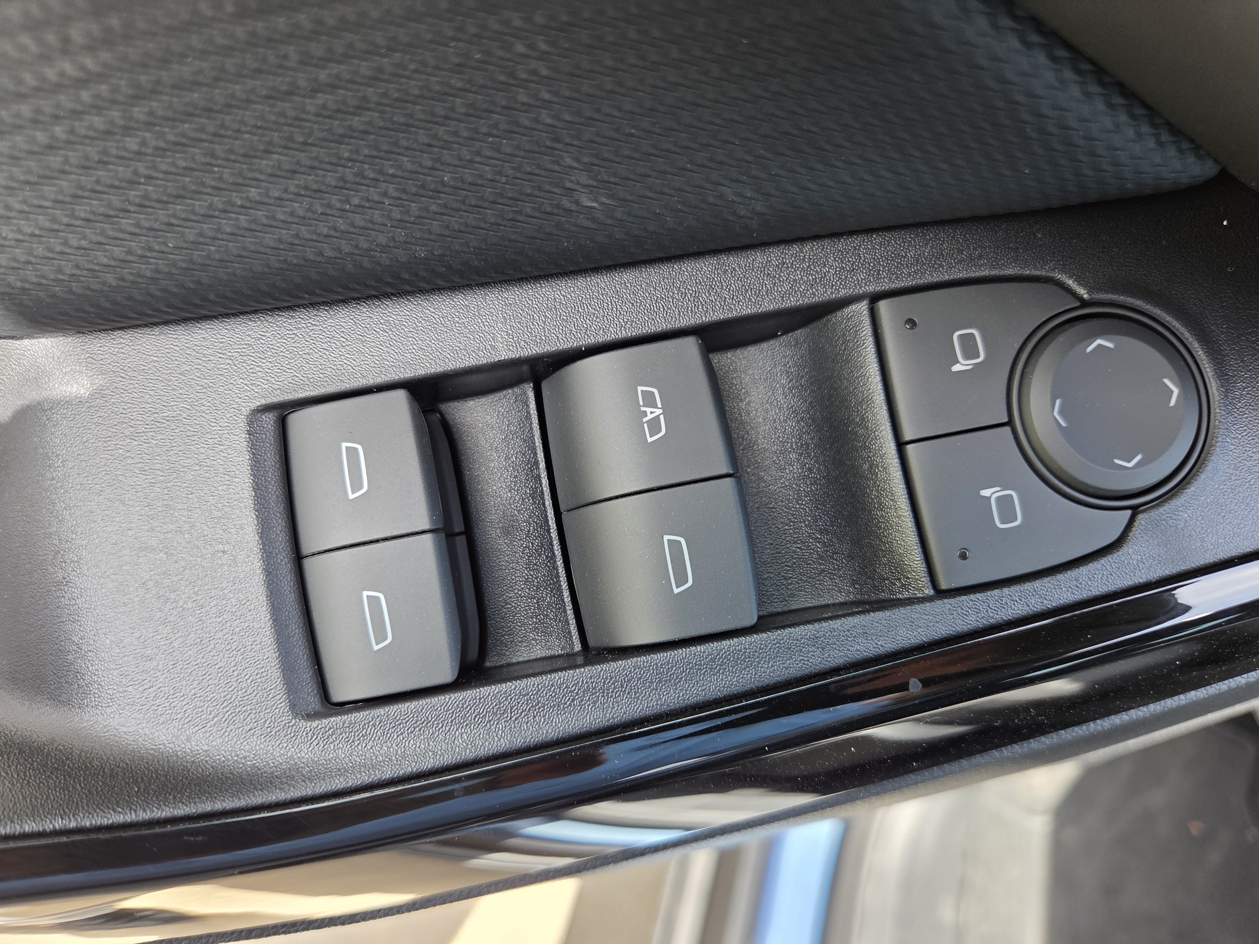 2027 Chevrolet Equinox LT - Photo 18