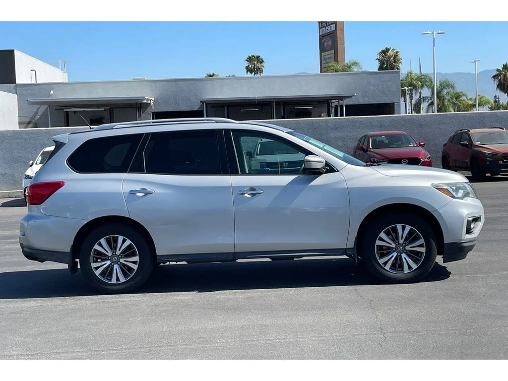 Used 2017 Brilliant Silver Metallic Nissan SV image 7