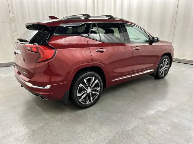 Used 2018 RED QUARTZ TINTCOAT GMC Denali image 4