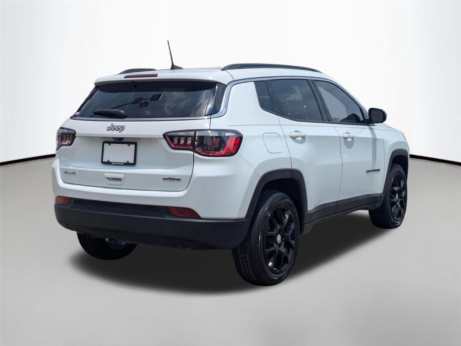 Used 2023 Bright White Clearcoat Jeep Latitude Lux image 5