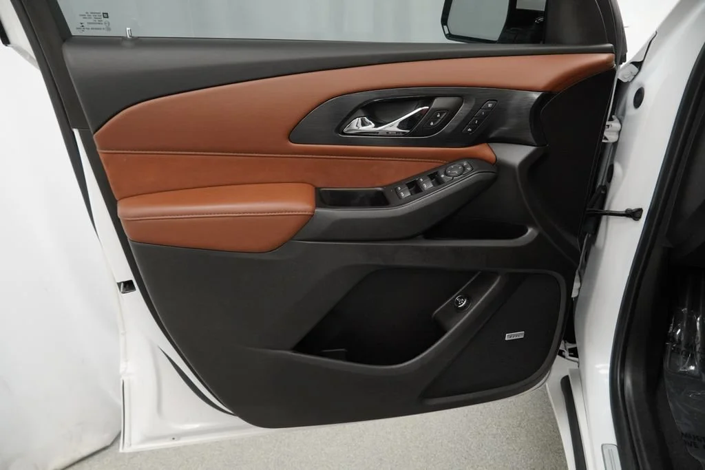 Used 2019 IRIDESCENT PEARL TRICOAT Chevrolet High Country image 25