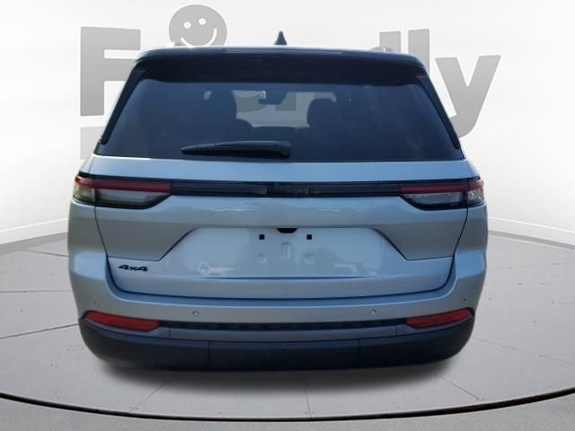 New 2026 Silver Zynith Exterior Paint Jeep Laredo Altitude image 4
