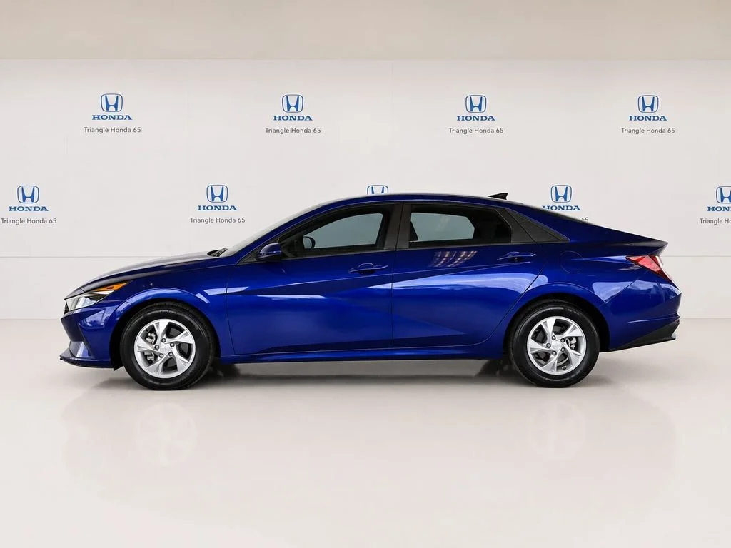 Used 2021 Blue Hyundai SE image 3