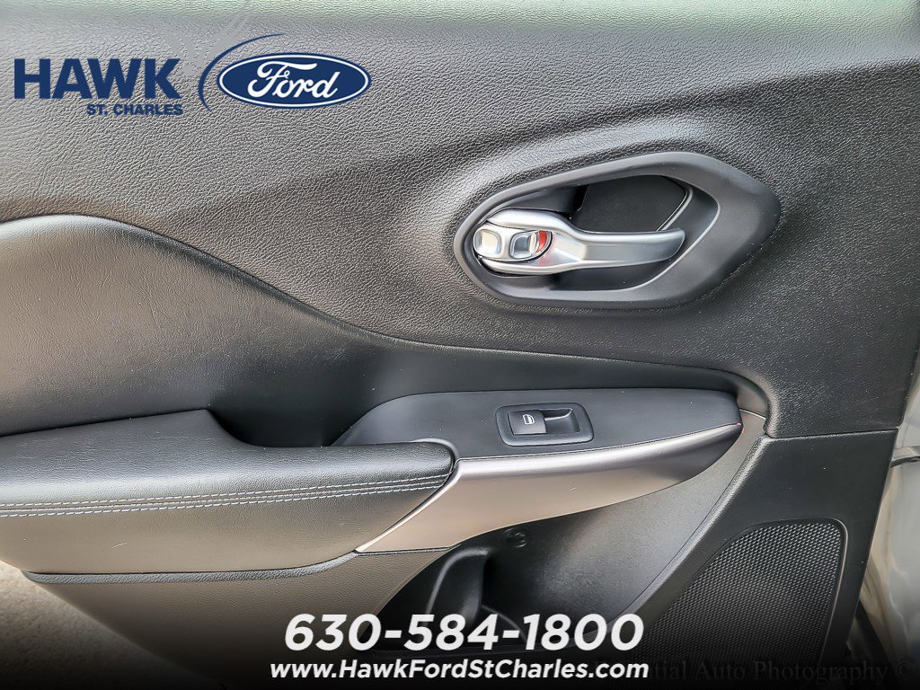 Used 2019 Sting-Gray Clearcoat Jeep Latitude Plus image 17