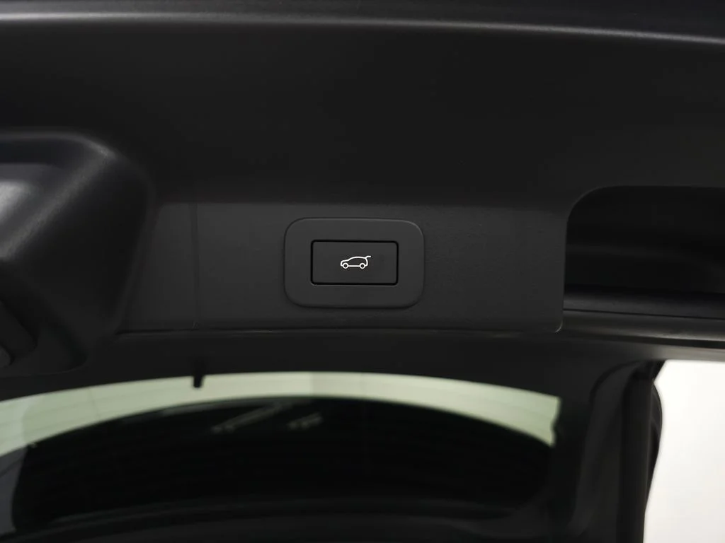 Used 2025  Jaguar P250 R-Dynamic S image 7