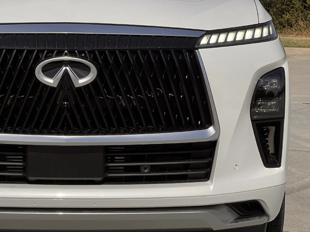 New 2027 RADIANT WHITE INFINITI Luxe 2WD image 8
