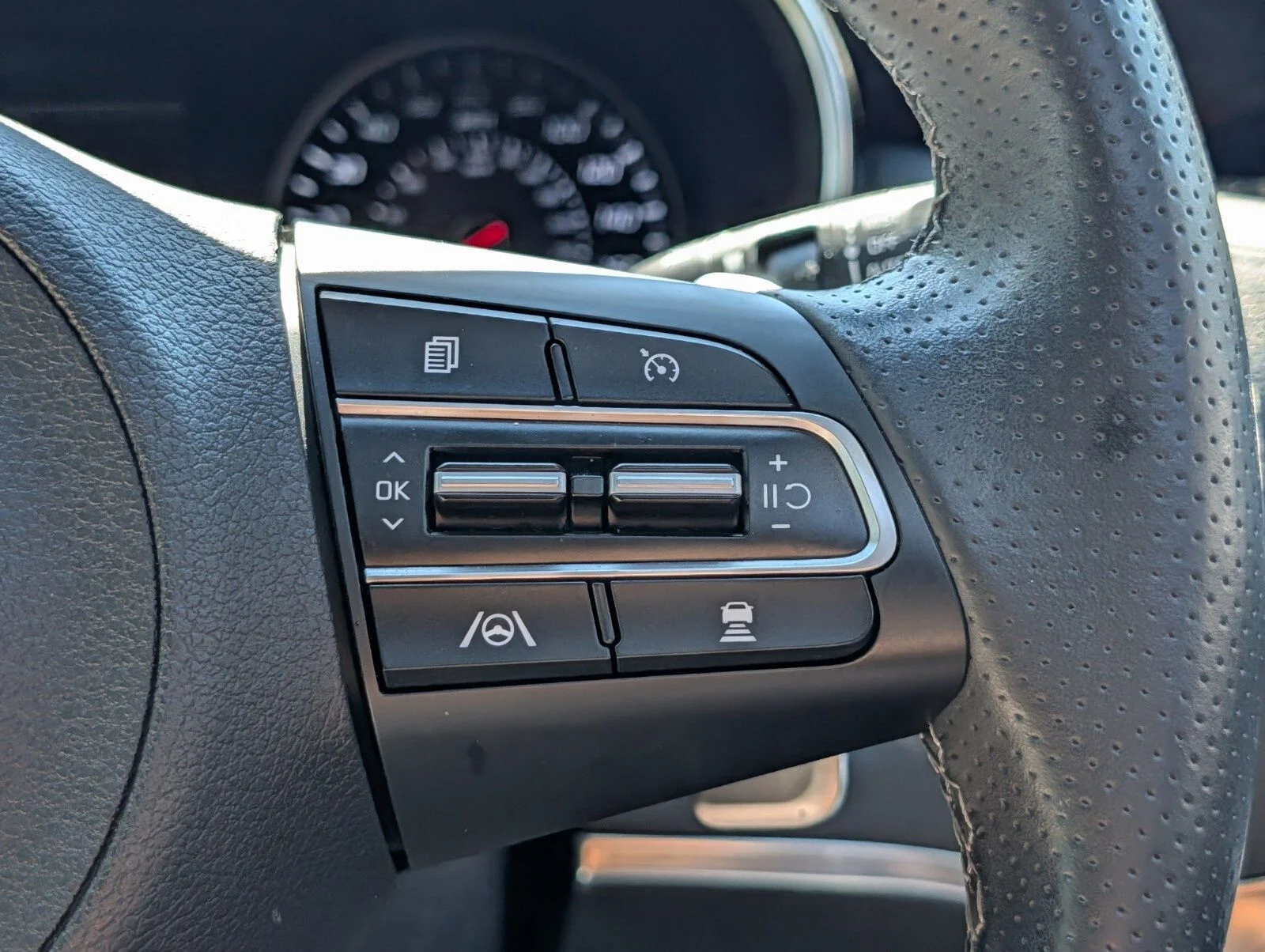 Used 2022 White Kia GT1 image 28