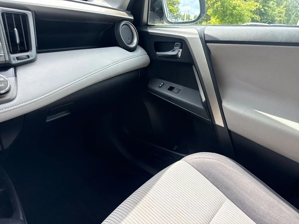 Used 2015 Classic Silver Metallic Toyota XLE image 17