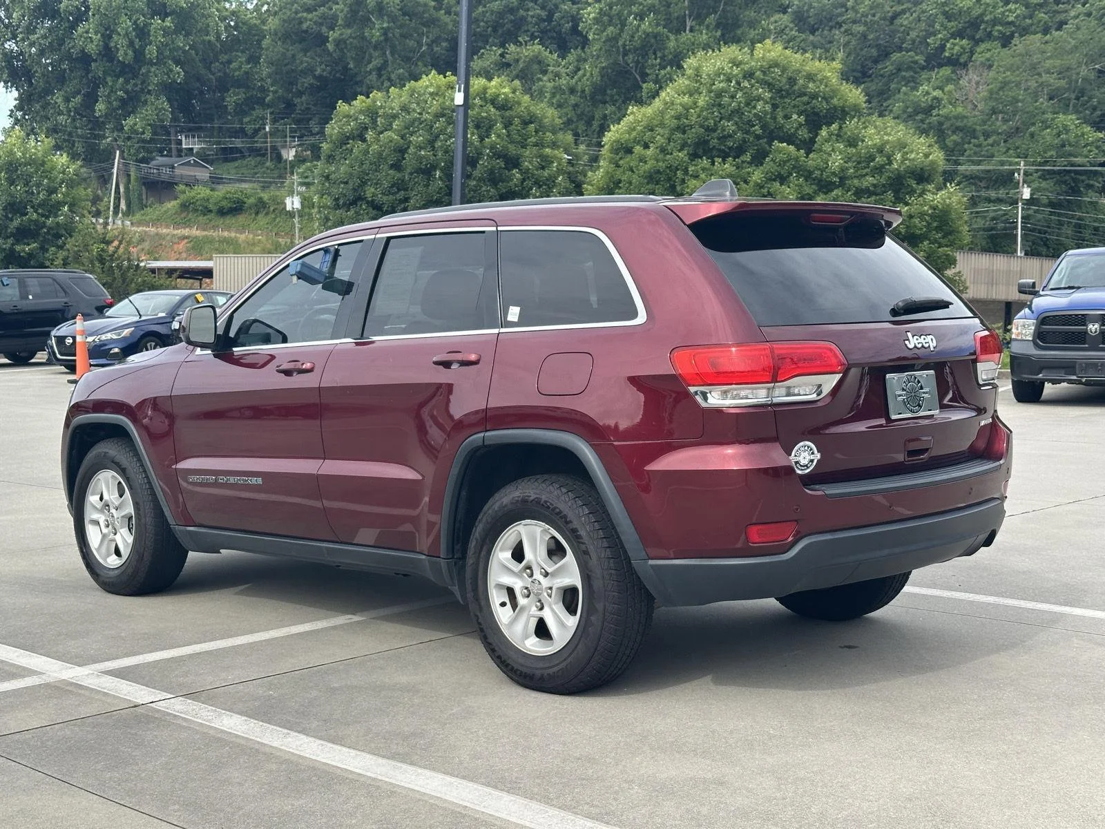 Used 2017 Velvet Red Pearlcoat Jeep Laredo image 5