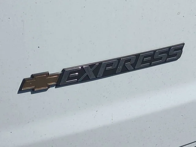 New 2024 Summit White Chevrolet WT image 31