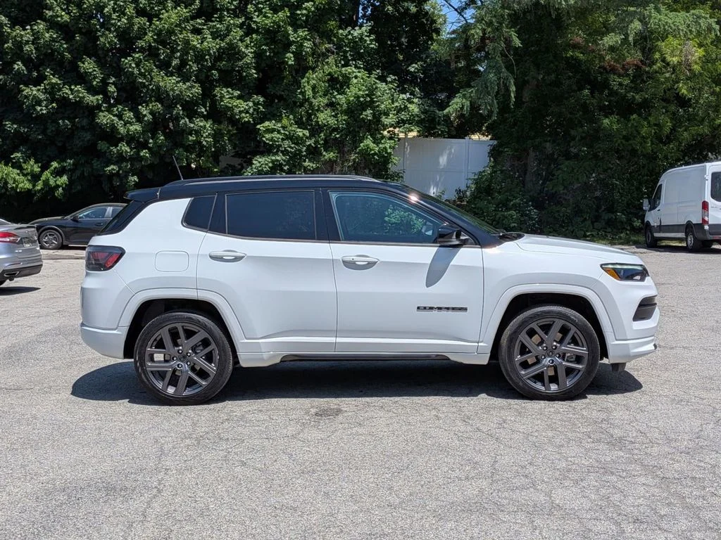 Used 2025 White Jeep Limited image 2