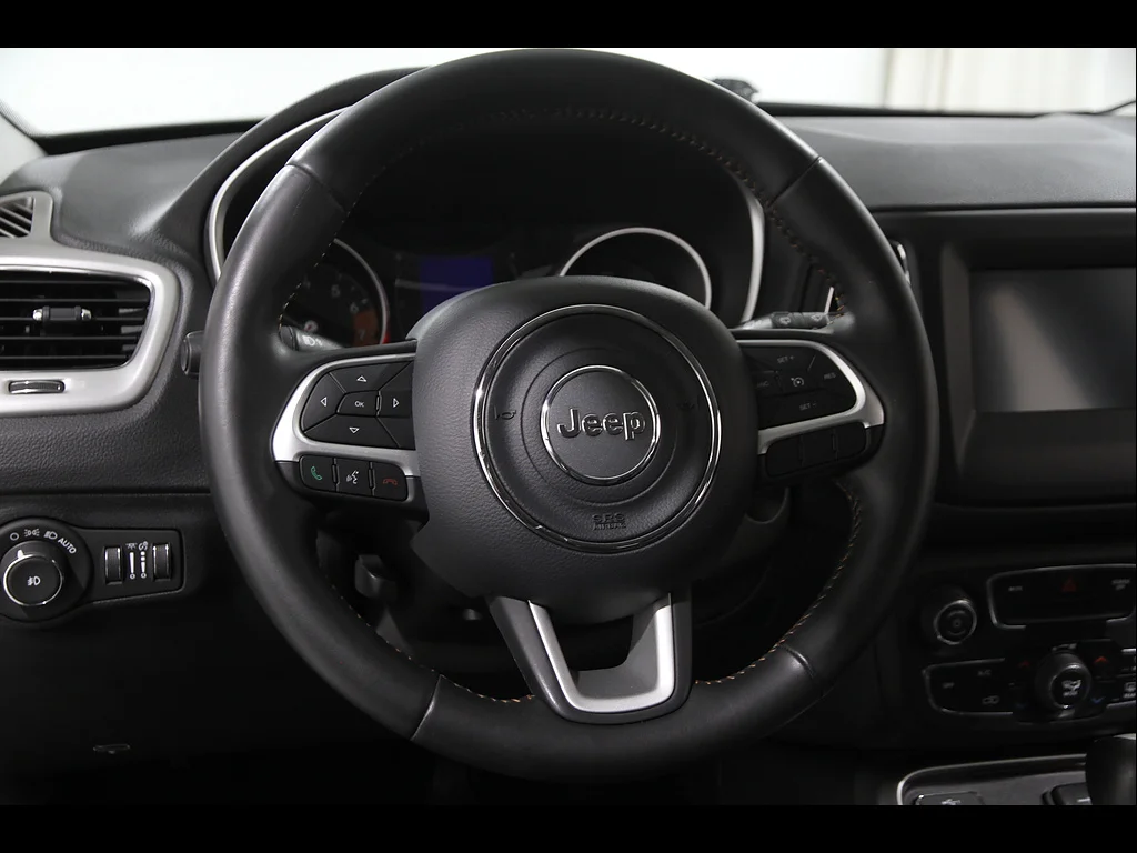 Used 2019 Olive Green Pearl Coat Jeep Latitude image 7