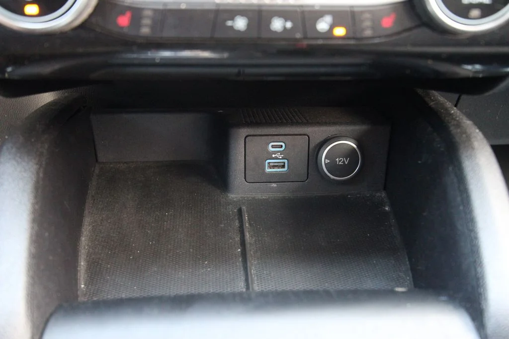 Used 2021 Red Ford SE image 28