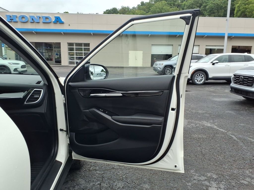 Used 2025 White Kia S image 17
