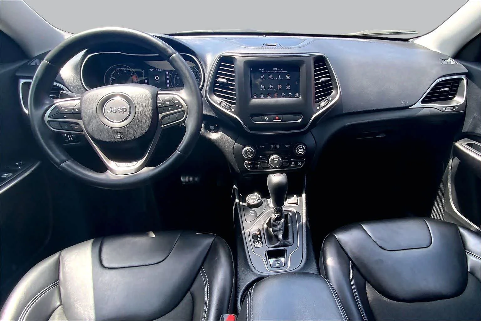 Used 2019 Light Brownstone Pearlcoat Jeep Latitude Plus image 14