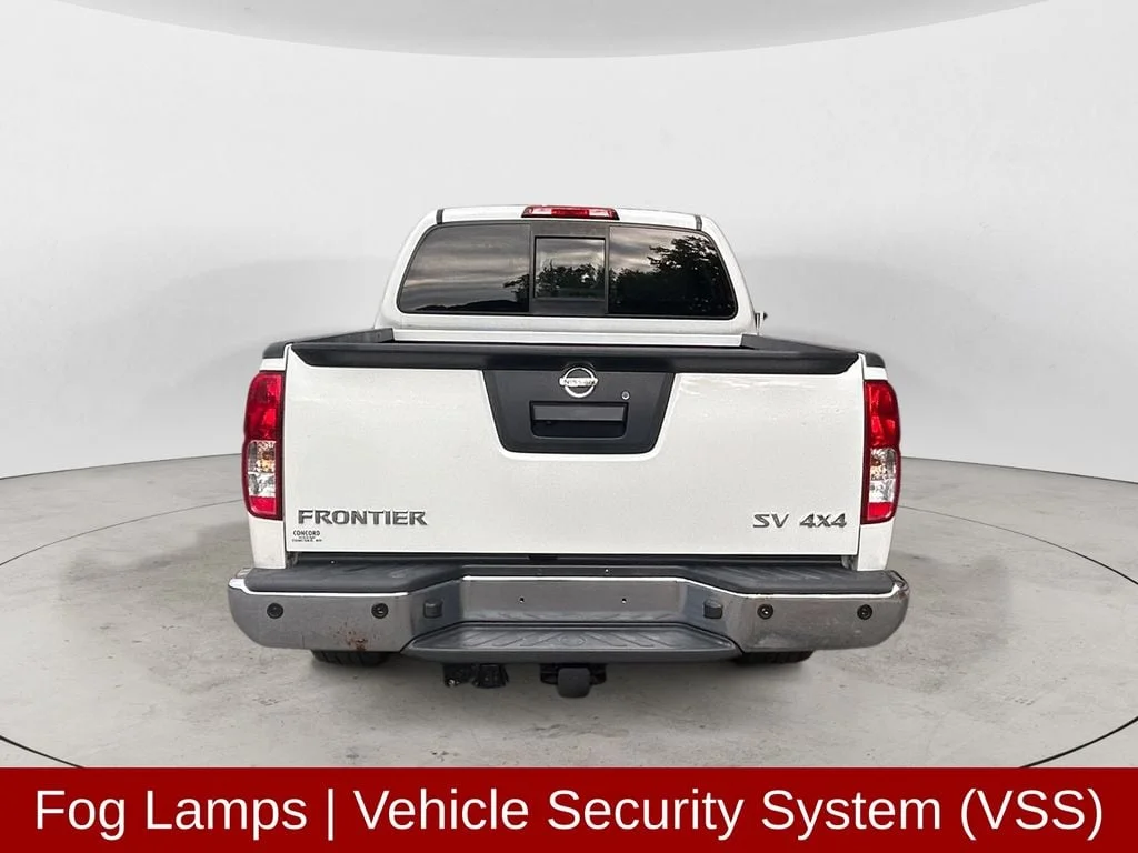 Used 2017 Glacier White Nissan  image 5