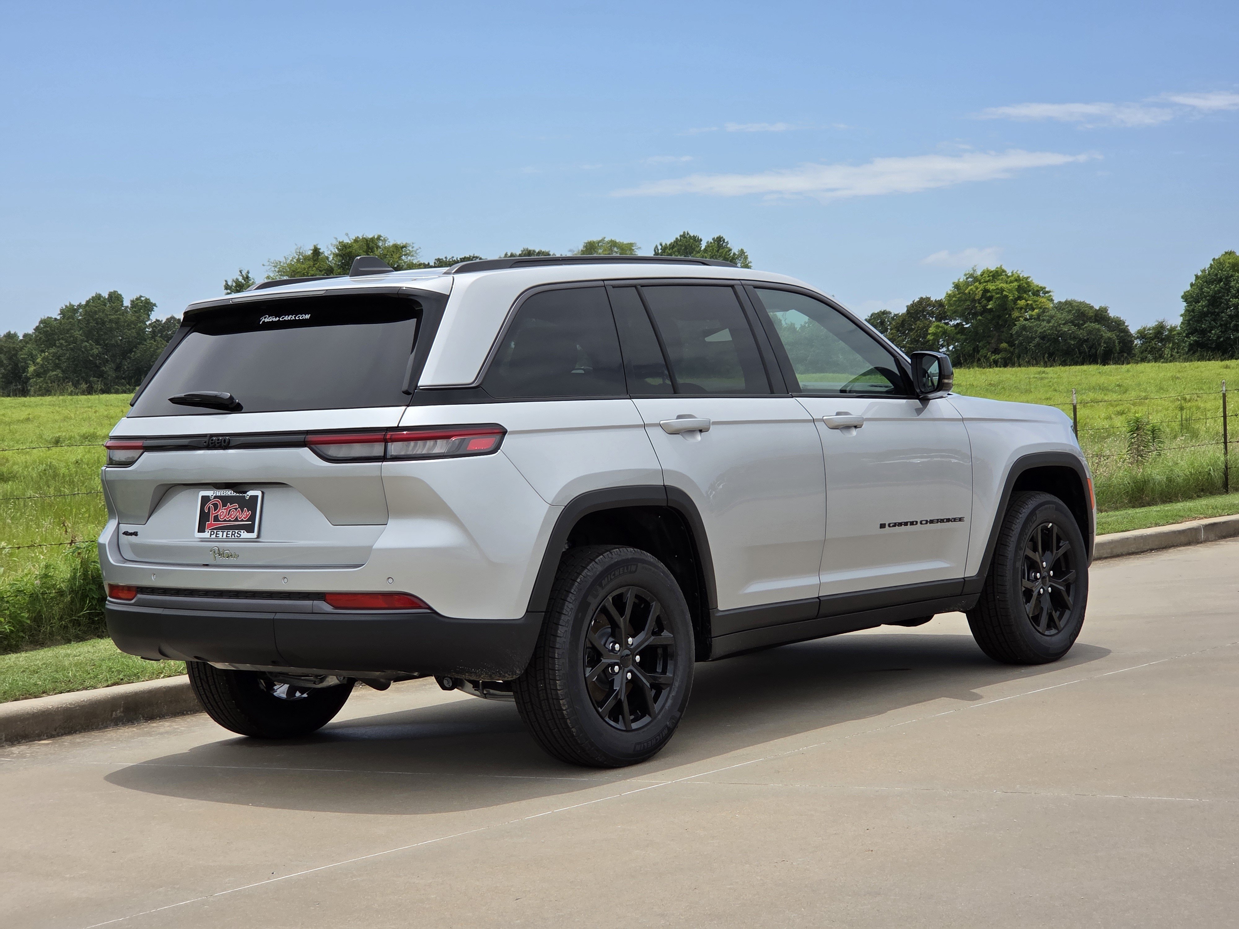New 2026 Silver Zynith Jeep Laredo Altitude image 3