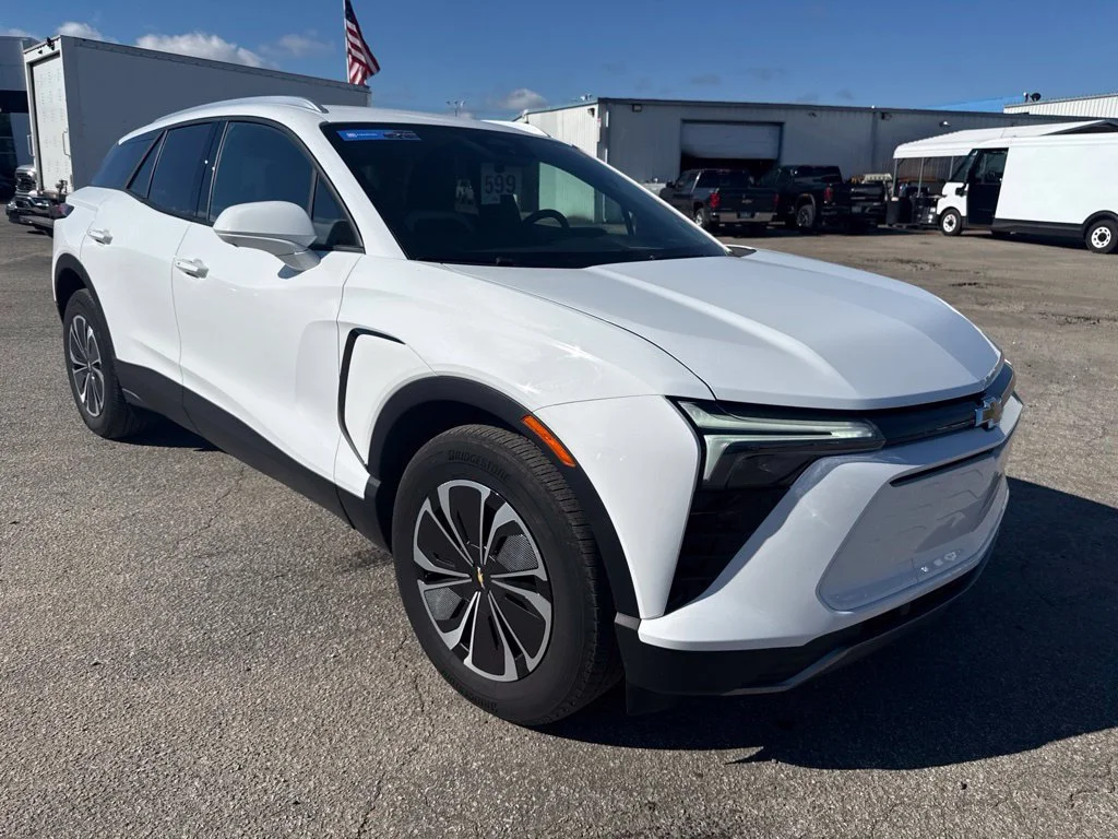 Used 2024 Summit White Chevrolet LT image 7