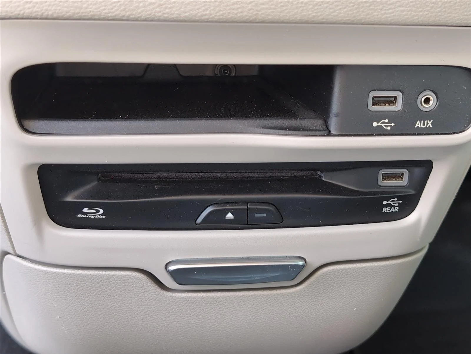 Used 2018 Bright White Clearcoat Chrysler Limited image 24